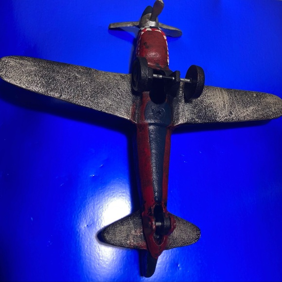Vintage cast iron kitty hawk fighter plane (shark mouth) toy or collectible - Picture 8 of 9